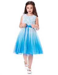 Børne festkjole; Little Sandy; Sød børnefestkjole i blå med sødt bånd